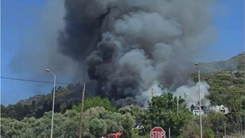 Σάμος: Νέα φωτιά στο ΚΥΤ στο Βαθύ – Πετροπόλεμος μεταξύ μεταναστών – BINTEO