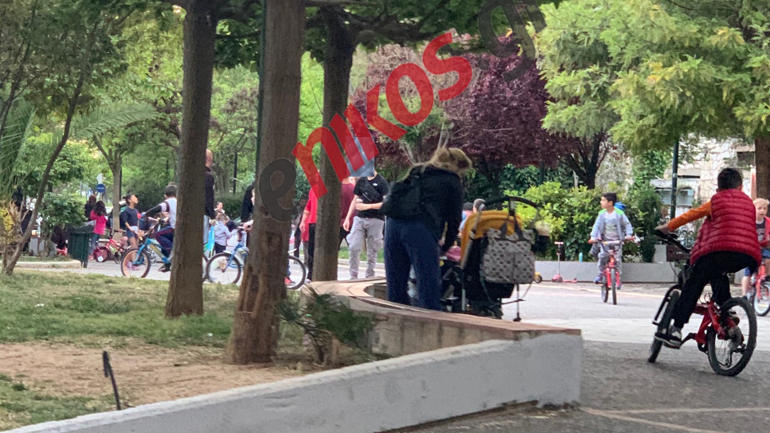 Κολωνός: Το “Μένουμε Σπίτι” έγινε… “Πάμε Πλατεία” – ΦΩΤΟ αναγνώστη