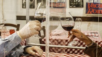 Κορονοϊός: Πλεξιγκλάς σε ταξί, εστιατόρια και ινστιτούτα αισθητικής – “Βροχή” οι παραγγελίες