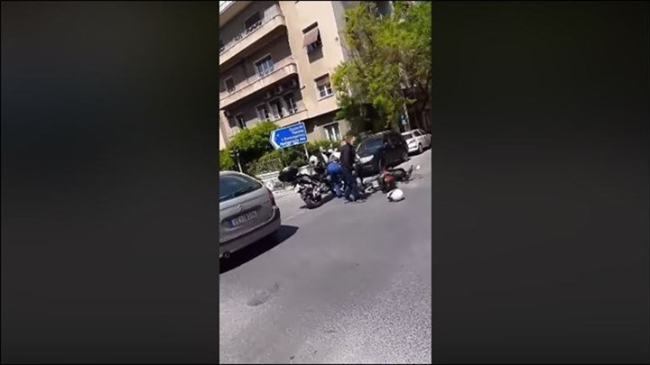 Καταγγελία για επίθεση αστυνομικών σε δικυκλιστή στο κέντρο της Αθήνας – ΒΙΝΤΕΟ
