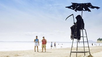 ΗΠΑ: Δικηγόρος θα πηγαίνει σε παραλίες ντυμένος… “Χάρος” λόγω κορονοϊού