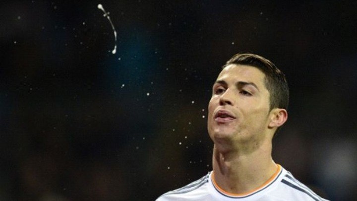 H FIFA απαγορεύει το… φτύσιμο στους αγώνες