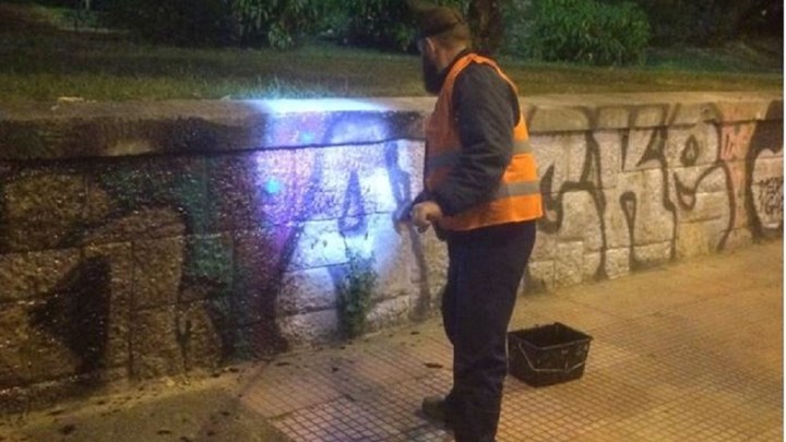 Ο Δήμος Αθηναίων καθάρισε το πάρκο του Ευαγγελισμού από τα γκράφιτι – ΦΩΤΟ