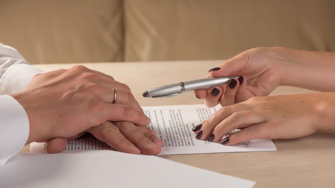 “Πάμε στον δικηγόρο”: Η καραντίνα έφερε ραγδαία αύξηση των διαζυγίων στην Ελλάδα – ΒΙΝΤΕΟ