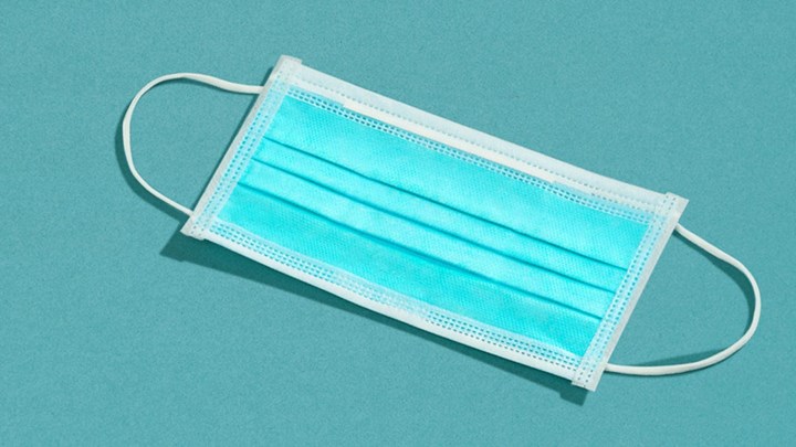 Κορονοϊός: Πώς βάζουμε και βγάζουμε σωστά την απλή χειρουργική μάσκα – Οι οδηγίες του ΕΟΔΥ
