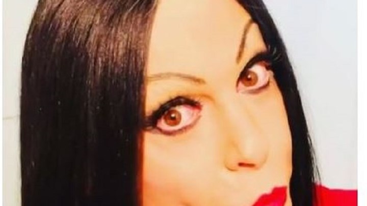 Τάκης Ζαχαράτος: Το “αυτοκρατορικό διάγγελμα” ως Άντζελα Δημητρίου – ΒΙΝΤΕΟ