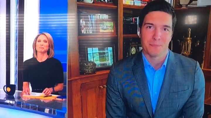 Επική γκάφα από τον γιο του “Σούπερμαν” – Βγήκε σε ζωντανή σύνδεση χωρίς παντελόνι – ΒΙΝΤΕΟ