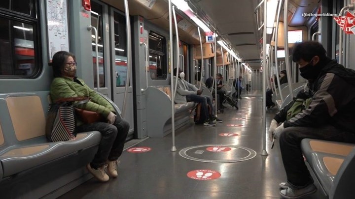 «Στάσου εδώ»: Με αυτοκόλλητα θα καθορίζεται πού θα στέκονται οι επιβάτες στα ΜΜΜ στο Μιλάνο