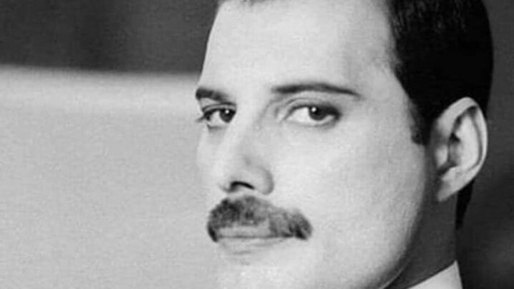 Viral το ΒΙΝΤΕΟ με τον Ισπανό «Φρέντι Μέρκιουρι» που χορεύει με τη σκούπα στο μπαλκόνι