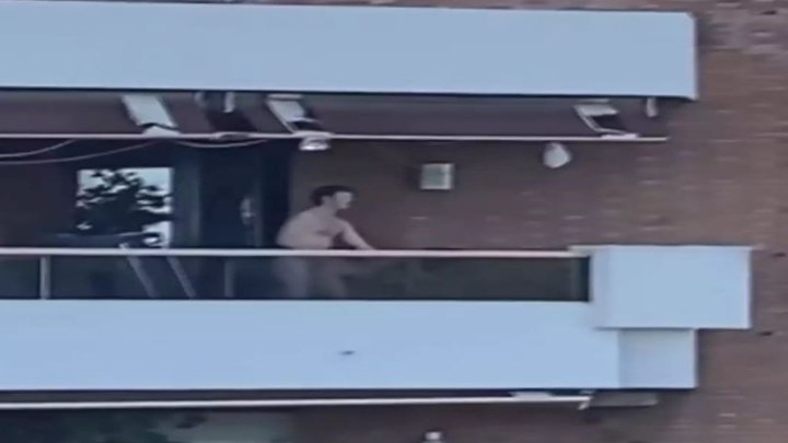 VIRAL: Ασυγκράτητο ζευγάρι κάνει σεξ στο μπαλκόνι μέρα μεσημέρι – ΦΩΤΟ