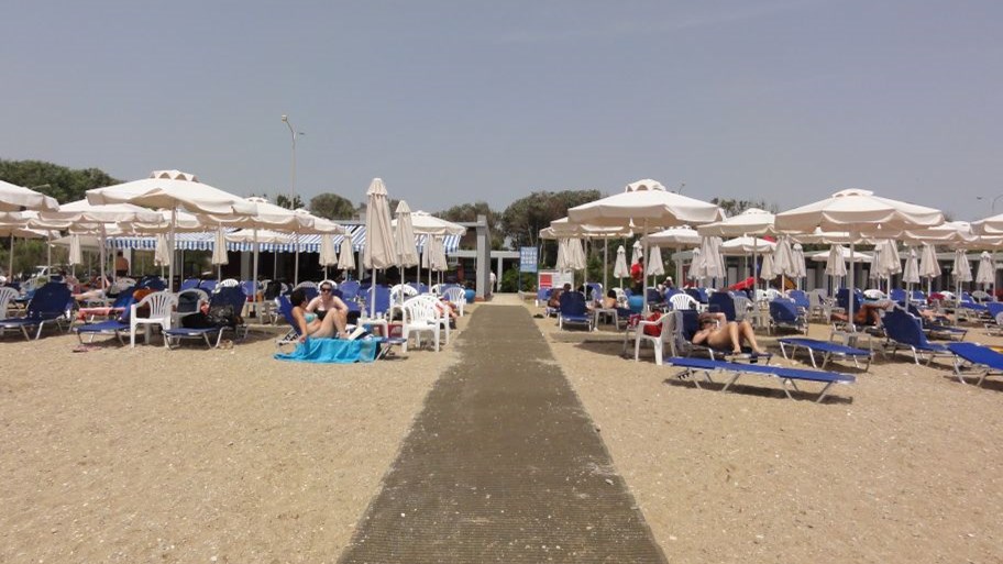 Επίσημο: Ανοίγουν το Σάββατο οι οργανωμένες παραλίες – Πώς θα λειτουργήσουν