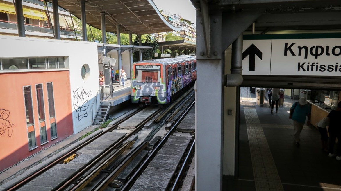 Ηλεκτρικός: Επιβάτης υπέστη καρδιακό επεισόδιο – Ακινητοποιημένος ο συρμός στον Ταύρο