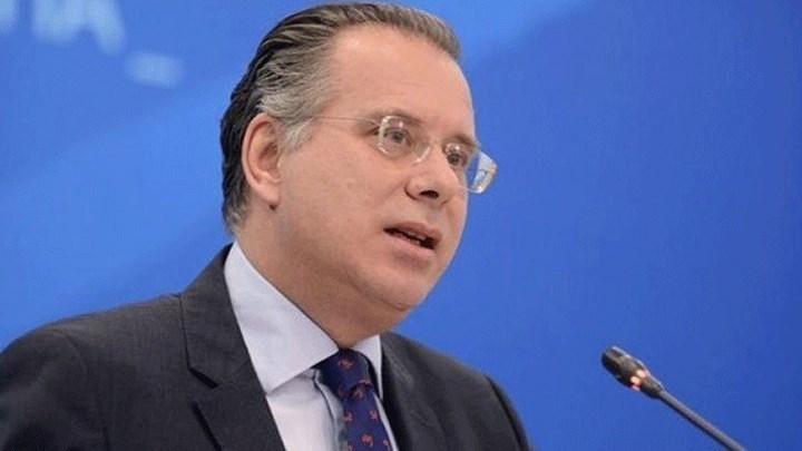 Η συγγνώμη του Κουμουτσάκου για τη φωτογραφία με τα πόδια πάνω στο γραφείο