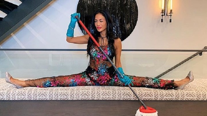 Γυναίκα για… σπίτι η Νικόλ Σέρζινγκερ: Σφουγγαρίζει φορώντας τα 12ποντά της – ΦΩΤΟ