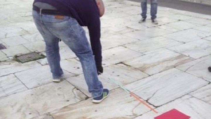 Πρωτομαγιά 2020: Με τη μεζούρα μετρούν τις αποστάσεις στη συγκέντρωση στο Σύνταγμα – ΒΙΝΤΕΟ