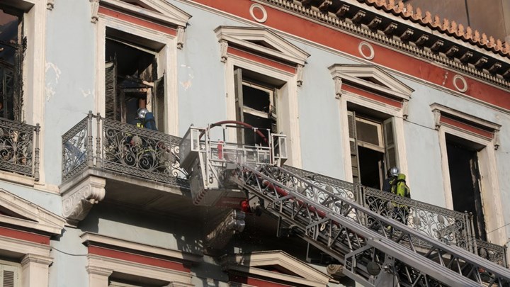 Η ιστορία του νεοκλασικού κτιρίου που κάηκε στη Σταδίου