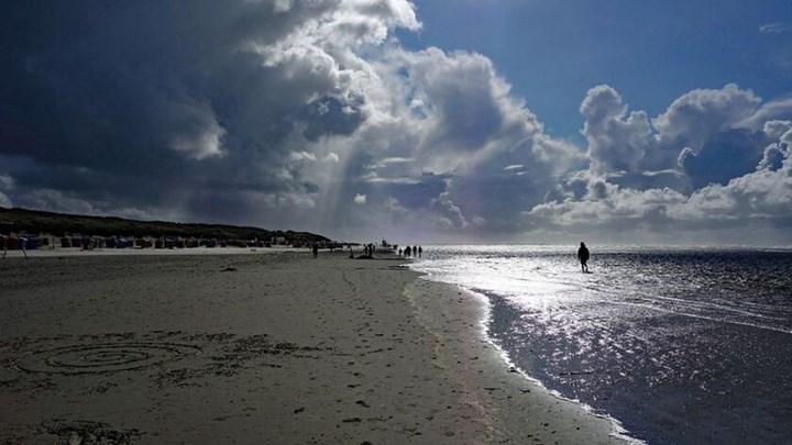 Καιρός: Νεφώσεις και υψηλές θερμοκρασίες σήμερα – Πού θα βρέξει