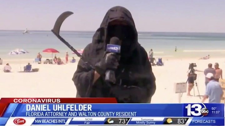 Κορονοϊός: Η viral συνέντευξη του δικηγόρου που πηγαίνει σε παραλίες ντυμένος… “Χάρος” – ΒΙΝΤΕΟ