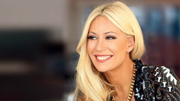 Just The 2 Of Us: To αποκαλυπτικό ντεκολτέ της Μαρίας Μπακοδήμου  – ΒΙΝΤΕΟ