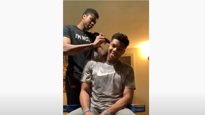 Κορονοϊός: Viral το βίντεο με τον Κώστα Αντετοκούνμπο να κουρεύει τον Γιάννη