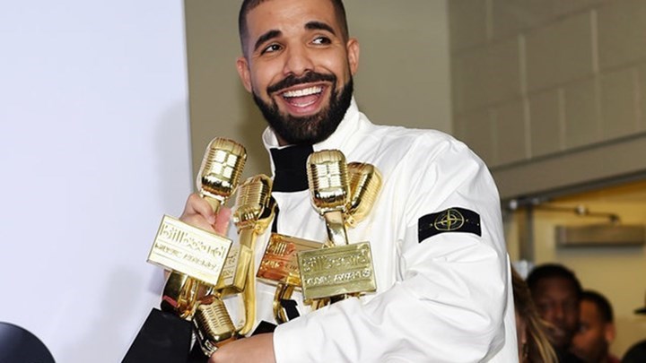 Drake: Αποκάλυψε γιατί δημοσίευσε ΦΩΤΟ του γιου του δύο χρόνια μετά τη γέννησή του