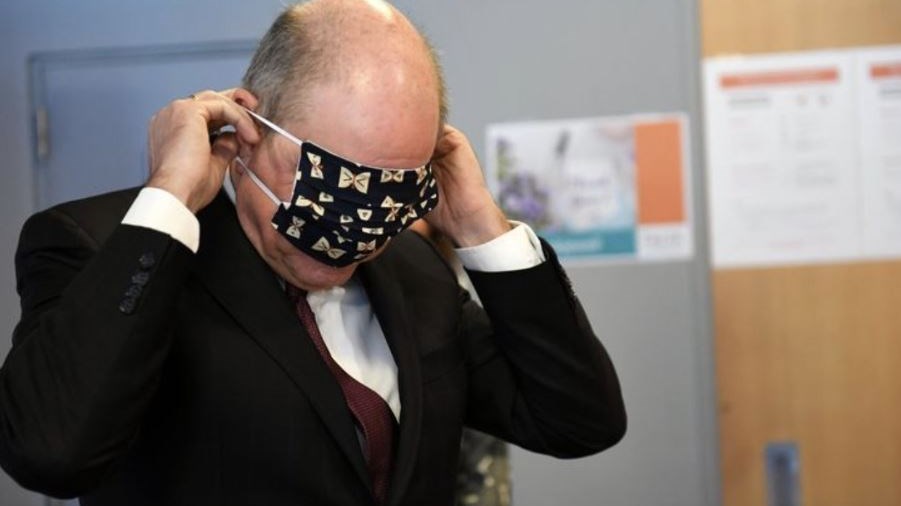 Κορονοϊός: Βέλγος πολιτικός “παλεύει” να βάλει μία μάσκα – Το ΒΙΝΤΕΟ που έγινε viral