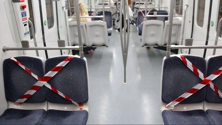 Κορονοϊός: Κορδέλες σε καθίσματα του μετρό για αποφυγή συνωστισμού – Τα μέτρα στα ΜΜΜ