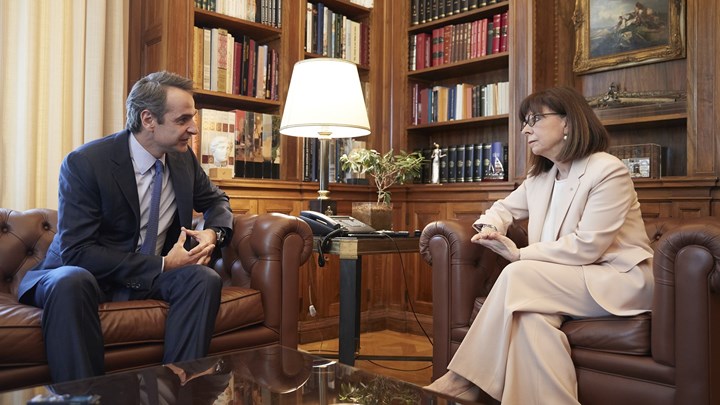 Μητσοτάκης σε Σακελλαροπούλου: Πρέπει τώρα να είμαστε διπλά προσεκτικοί