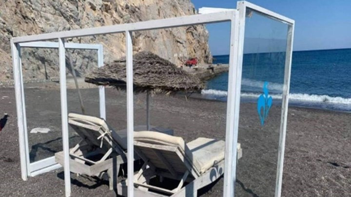 Σαντορίνη: Τα πρώτα πλέξιγκλας σε ξαπλώστρες και ομπρέλες στις παραλίες – ΒΙΝΤΕΟ
