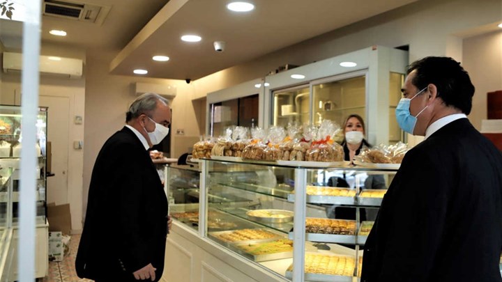 Άρση μέτρων: Αυτοψία Γεωργιάδη-Παπαθανάση σε καταστήματα στο κέντρο της Αθήνας – ΦΩΤΟ