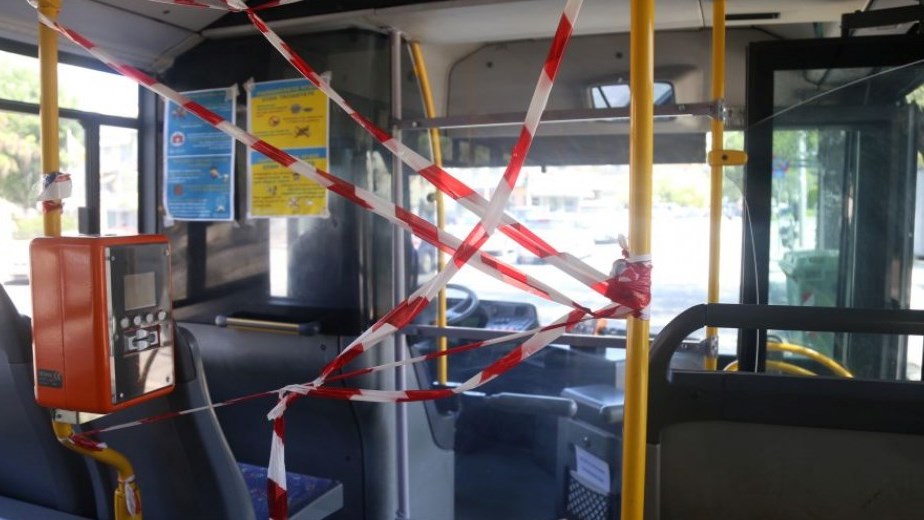 Άρση μέτρων: Αστυνομικός κατέβασε από λεωφορείο επιβάτη που δεν φορούσε μάσκα – ΒΙΝΤΕΟ
