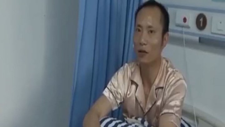 Μαχαίρωσε τον γιο του γιατί… δεν τράβηξε σωστά το καζανάκι