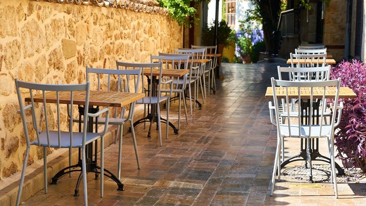 Εστιατόρια – καφέ: Τραπέζια ακόμη και στο… οδόστρωμα – Πότε θα αποφασιστεί αν θα ανοίξουν νωρίτερα