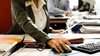 Ο κορονοϊός αλλάζει τους χώρους εργασίας – Γραφεία “κουβούκλια” και φρένο στις συσκέψεις