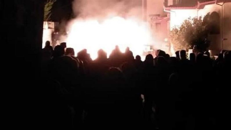 Ένταση και επεισόδια στην Πέλλα: Έβαλαν φωτιά σε ξενοδοχείο που θα φιλοξενούσε πρόσφυγες