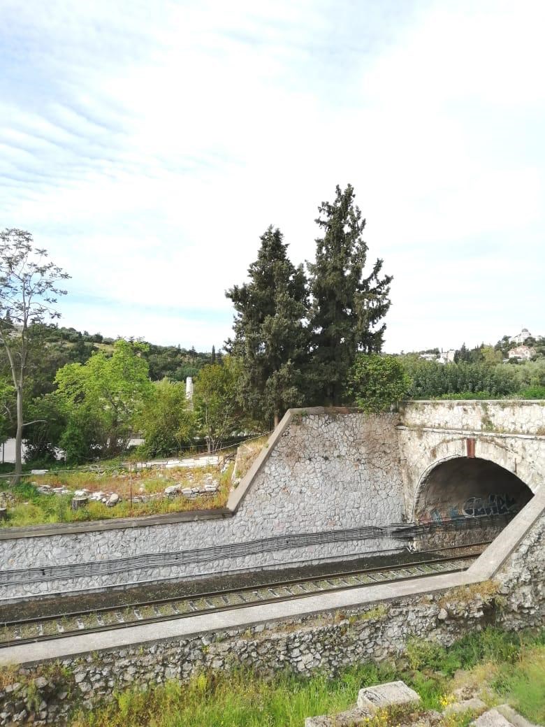 Γκράφιτι τέλος στο Θησείο – Διπλή επιχείρηση από τον Δήμο Αθηναίων σε γραμμές ΗΣΑΠ και το πάρκο – ΦΩΤΟ