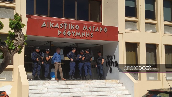 Φονικό στα Ανώγεια: Τραγικές φιγούρες η μητέρα και τα αδέλφια του 29χρονου έξω από το δικαστήριο – ΦΩΤΟ
