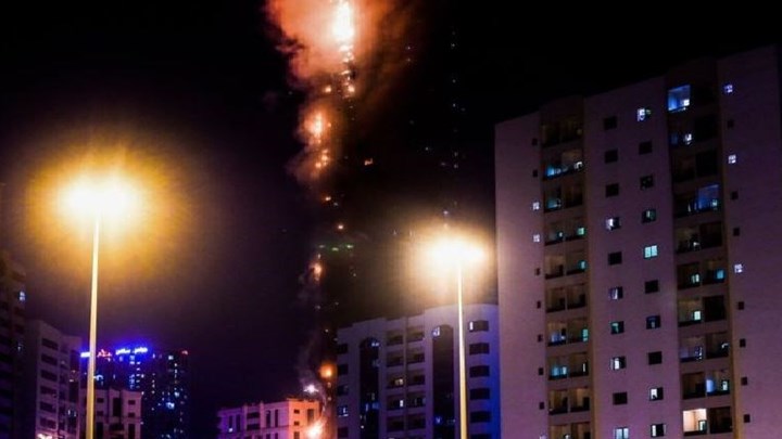 Ουρανοξύστης τυλίχτηκε στις φλόγες στα Ηνωμένα Αραβικά Εμιράτα – Συγκλονιστικές εικόνες – ΦΩΤΟ