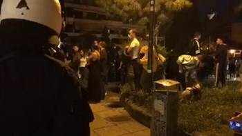 Τεταμένη η κατάσταση στην Αγία Παρασκευή: Πάνω από 100 άτομα συγκεντρώθηκαν στην πλατεία – ΒΙΝΤΕΟ