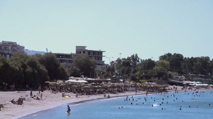 Κορονοϊός: Έτσι θα κάνουμε μπάνιο στη θάλασσα – Πόσο επικίνδυνη είναι η άμμος