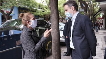 Στο Παγκράτι ο Μητσοτάκης: Τι του είπε μια γυναίκα που τον πλησίασε – Οι… αγκωνιές με τους πολίτες