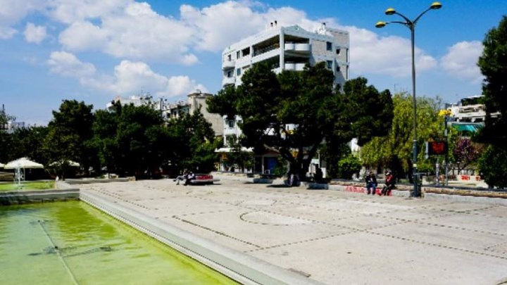 Έξαλλος ο Δήμαρχος Νέας Σμύρνης – Απειλεί να κλείσει την πλατεία – ΒΙΝΤΕΟ