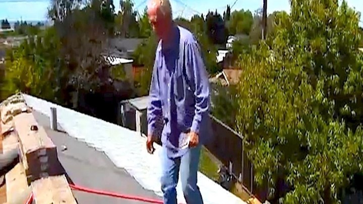 Κίνα: Viral o παππούς που κατεβαίνει από τη στέγη χωρίς σκάλα – ΒΙΝΤΕΟ