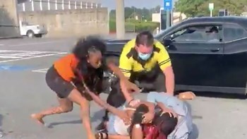 Τελείωσε η καραντίνα και πιάστηκαν μαλλί με μαλλί – Άγριος καβγάς έξω από εμπορικό κέντρο – ΒΙΝΤΕΟ