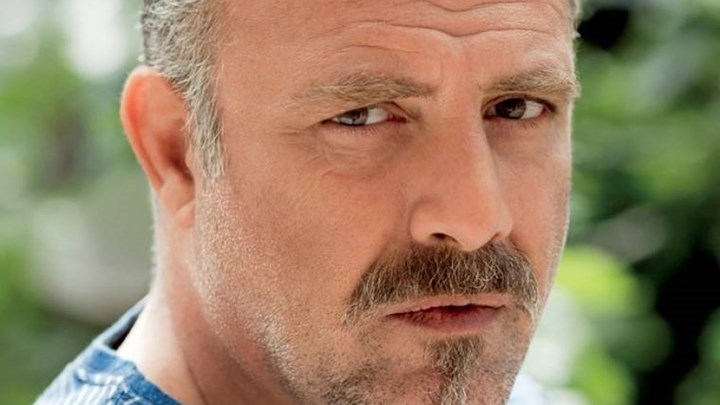 Η εξομολόγηση του Πασχάλη Τσαρούχα: Ποια συμπρωταγωνίστριά του φιλούσε υπέροχα – ΒΙΝΤΕΟ