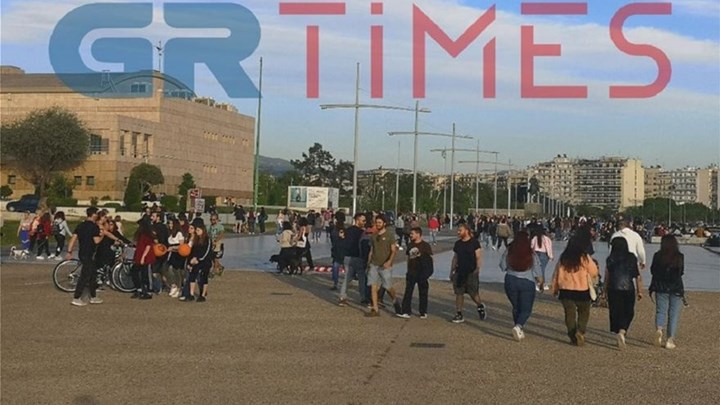 Θεσσαλονίκη: Κοσμοσυρροή στη Νέα Παραλία χωρίς, πάντα, τις απαραίτητες αποστάσεις – ΦΩΤΟ