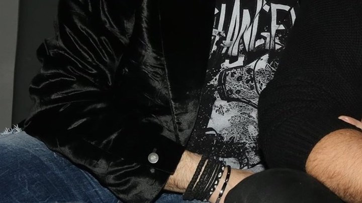 Κορονοϊός: Γνωστός Έλληνας τραγουδιστής αποκαλύπτει γιατί έβαλε χειροπέδες στην καραντίνα – ΦΩΤΟ