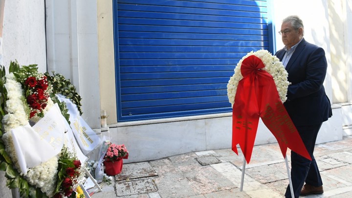 Ο Δημήτρης Κουτσούμπας κατέθεσε στεφάνι για τα θύματα της Marfin – ΒΙΝΤΕΟ