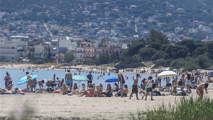 Άρση μέτρων: Χαμός σε παραλία της Λούτσας – ΦΩΤΟ