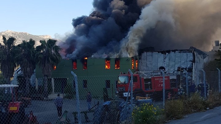 Συναγερμός στο Ηράκλειο: Μεγάλη φωτιά σε εργοστάσιο – ΦΩΤΟ